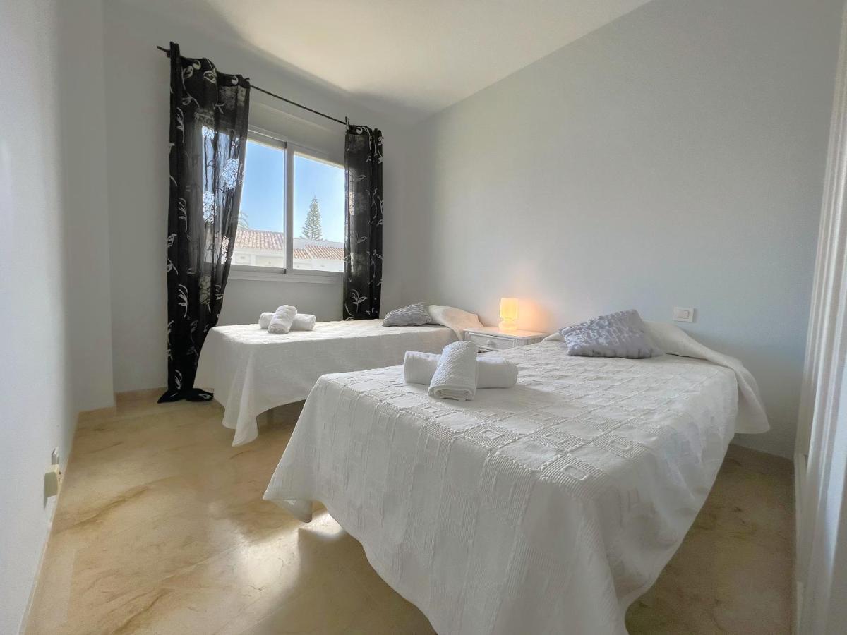 3 Bed Las Petunias, San Pedro Marbella Exteriör bild
